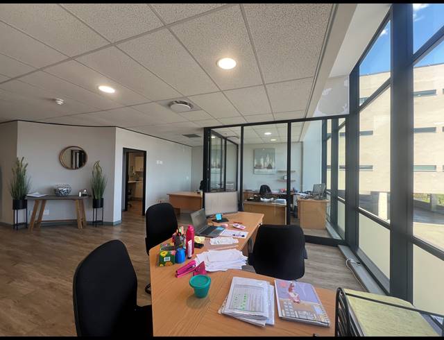 272M² OFFICE TO LET IN HYDE PARK